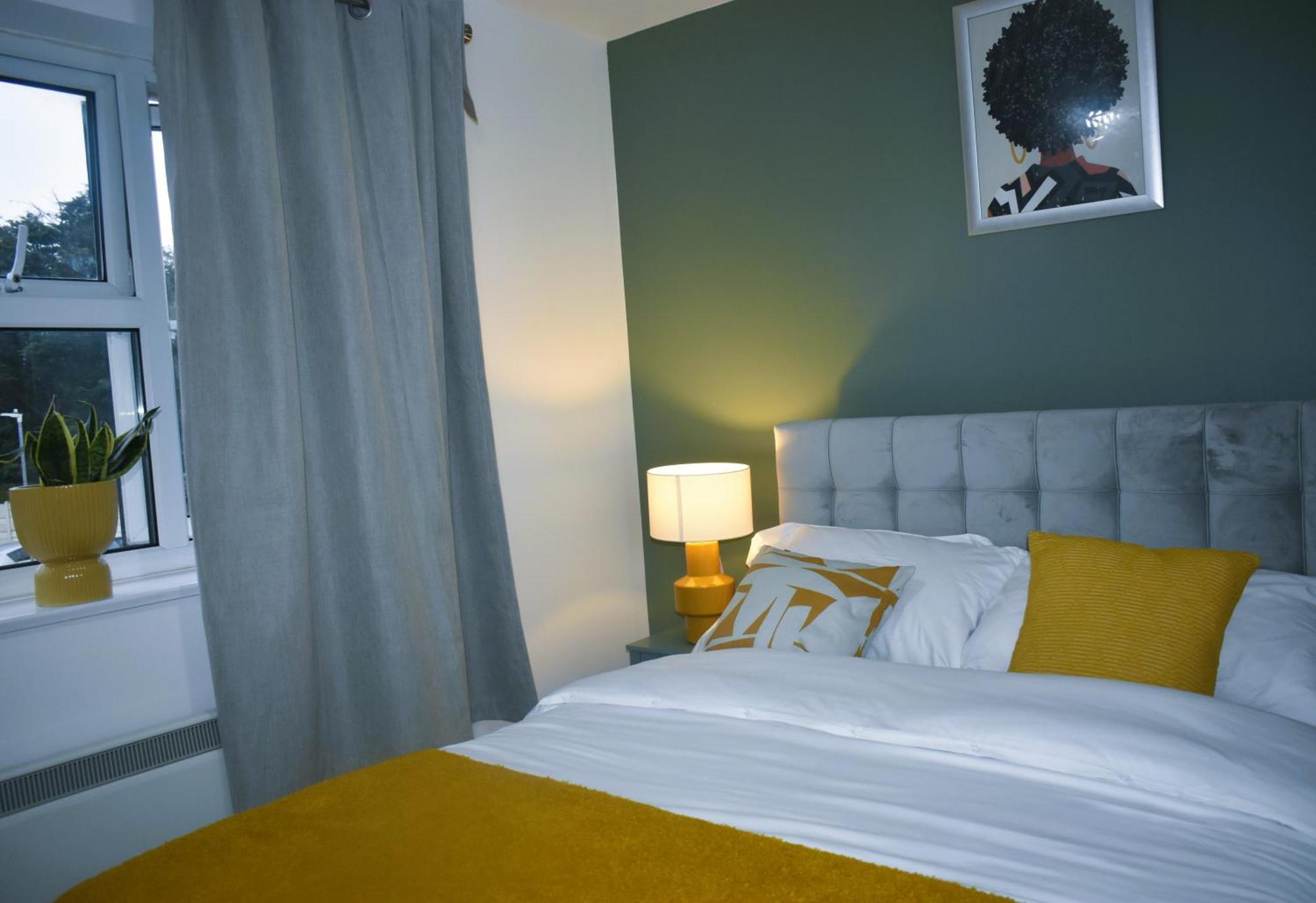 Luxury 2 Bed House With 3 Beds,3 Free Parking Lot In Dartford Near Town Centre, Adjacent Bus Stop, Train Station, Bluewater Mall, 25Mins To London City Airport,20 Miles From Central London Eksteriør billede