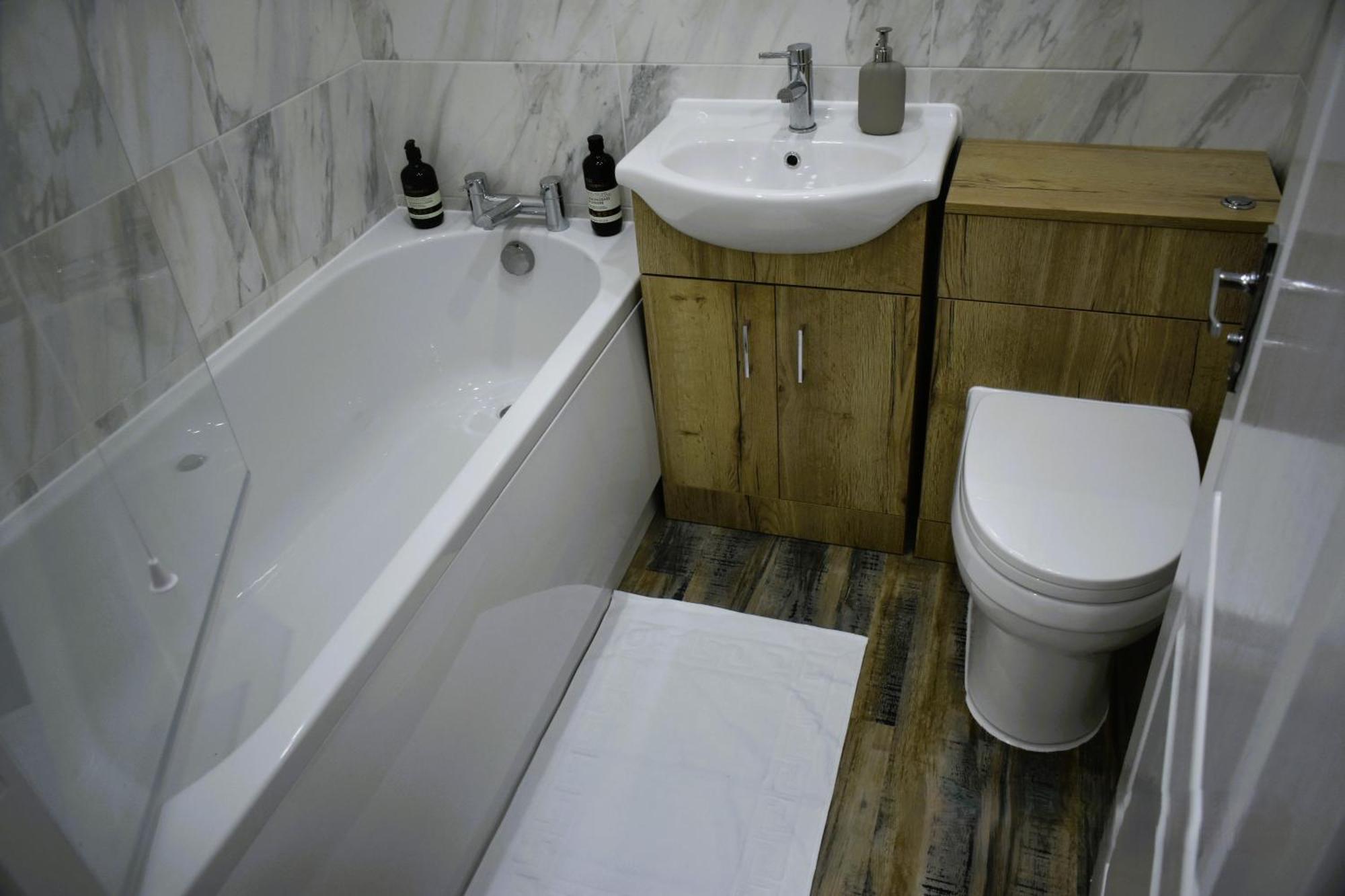 Luxury 2 Bed House With 3 Beds,3 Free Parking Lot In Dartford Near Town Centre, Adjacent Bus Stop, Train Station, Bluewater Mall, 25Mins To London City Airport,20 Miles From Central London Eksteriør billede