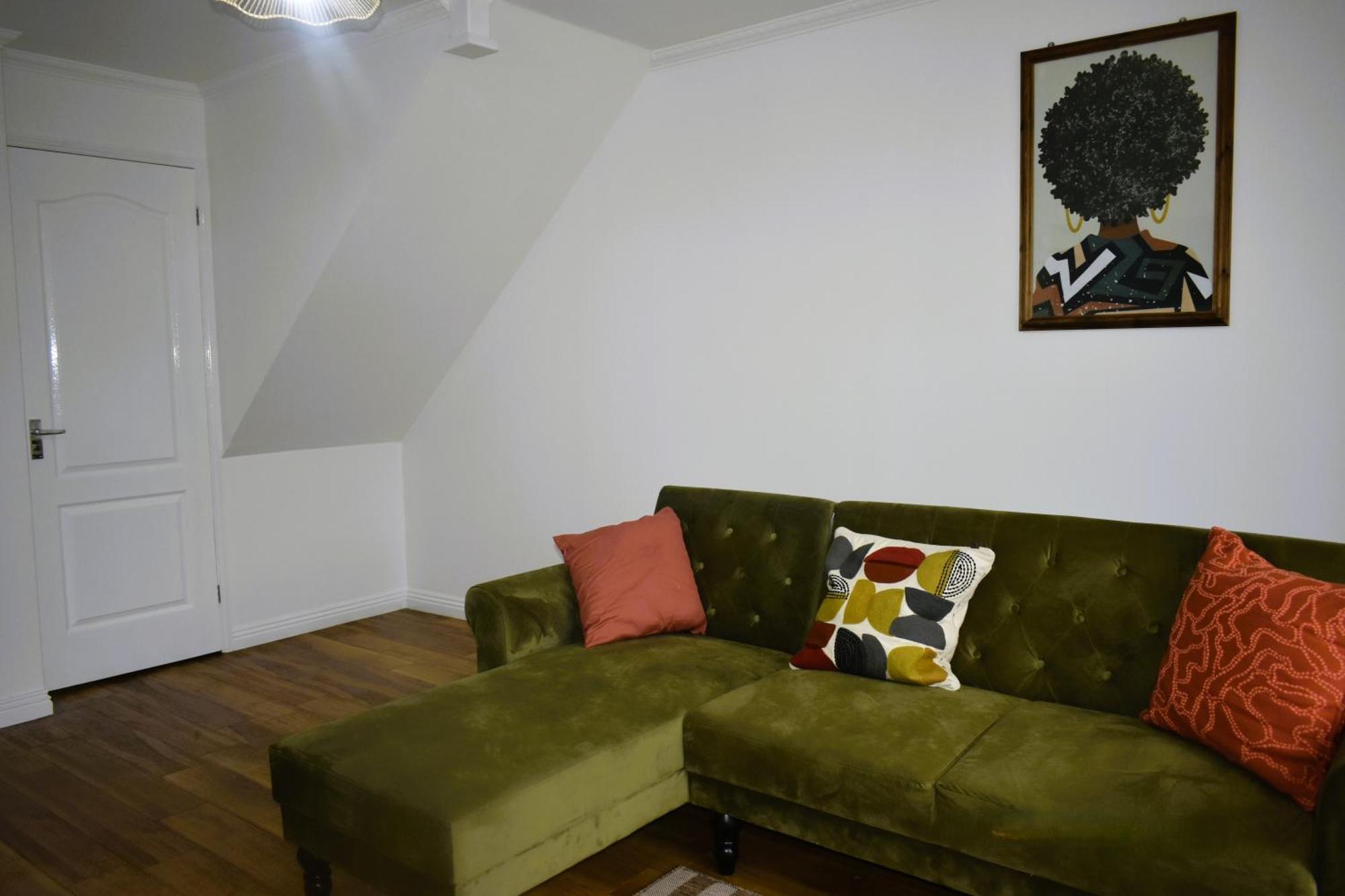 Luxury 2 Bed House With 3 Beds,3 Free Parking Lot In Dartford Near Town Centre, Adjacent Bus Stop, Train Station, Bluewater Mall, 25Mins To London City Airport,20 Miles From Central London Eksteriør billede