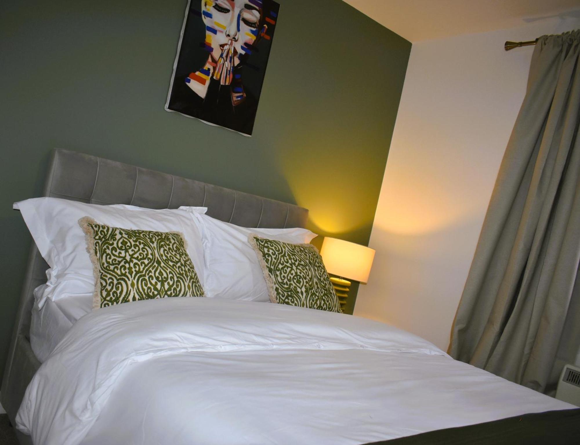 Luxury 2 Bed House With 3 Beds,3 Free Parking Lot In Dartford Near Town Centre, Adjacent Bus Stop, Train Station, Bluewater Mall, 25Mins To London City Airport,20 Miles From Central London Eksteriør billede