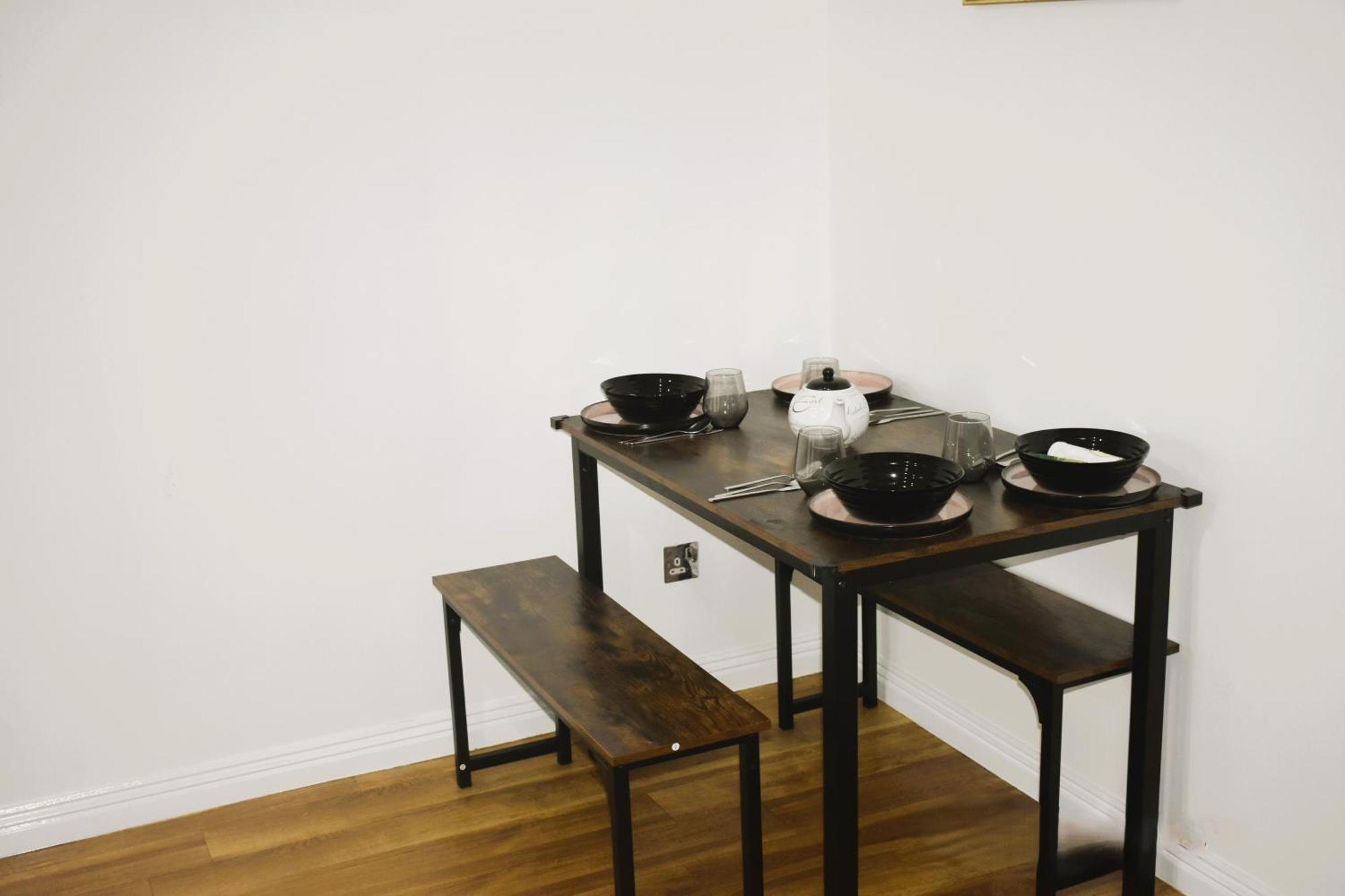 Luxury 2 Bed House With 3 Beds,3 Free Parking Lot In Dartford Near Town Centre, Adjacent Bus Stop, Train Station, Bluewater Mall, 25Mins To London City Airport,20 Miles From Central London Eksteriør billede